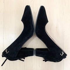 パンプス ヒール 靴 黒 ブラック シンプル 紐の画像