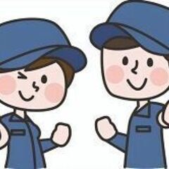 リサイクル工場内のライン横での仕分け作業