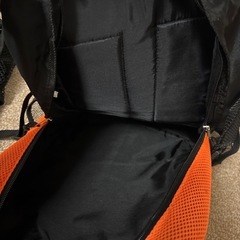 黒×オレンジ 多機能リュックの画像