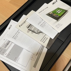 Acer Iconia Tab 32GB 本体と付属品の画像