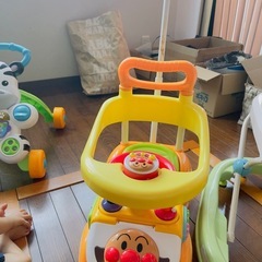 3点セット：ベビーウォーカー、ベビーウォーカーカー、ベビーウォーカーカウ。の画像