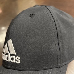 adidas レディースキャップ　ブラックの画像