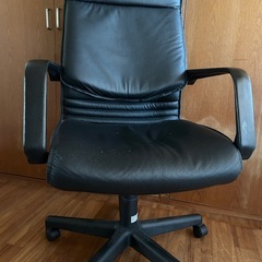 椅子とテーブルセットの画像