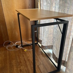 椅子とテーブルセットの画像