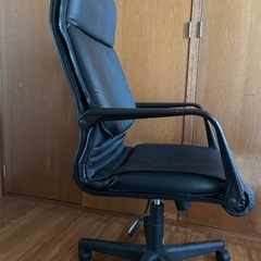 椅子とテーブルセットの画像