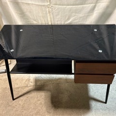 ガラステーブルの画像