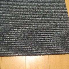 日本製タイルカーペット厚み6.5㎜・1枚２１０円・在庫３９枚（１２６６）未使用品の画像