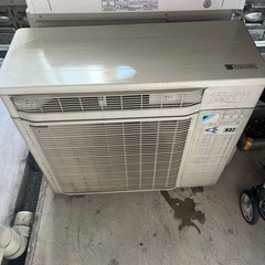 4.0kWの冷暖房能力を持つホワイトのうるさらダイキンのエアコンの画像