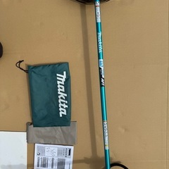 中古 美品 makita マキタ　バッテリー2本 充電器付　充電式芝刈機 MUR368ADG2 Uハンドル左右非対称 充電式草刈機の画像