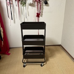 軽量で移動がラクなスチールワゴン
