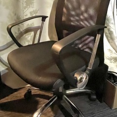 事務机と昇降式の椅子　セットの画像