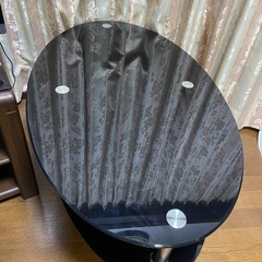 黒いガラステーブル　楕円形の画像