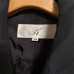 KAZU ITO　黒のトレンチコートの画像