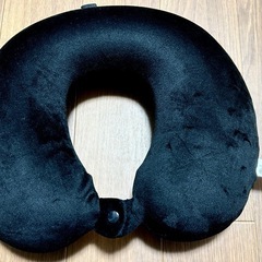 【美品】低反発枕 ネックピロー 携帯まくら　旅行用品　トラベルギ...