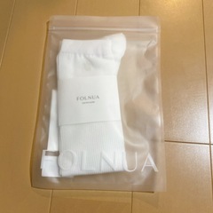 新品未使用　FOLNUA フォルニュア　リブ編みホワイトソックスの画像