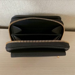 CHARLES & KEITH フロントポケット ジップアラウンドウォレットの画像
