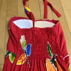 ハワイアン、ハイビスカスのリゾートワンピースの画像