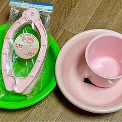 生活用品　まとめて　角ハンガー　脱衣カゴ　布団ばさみ　洗面器　ゴミ箱　他いろいろ
の画像