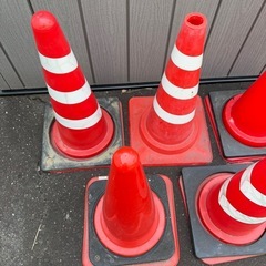 三角コーン 赤 立ち入り禁止 の画像