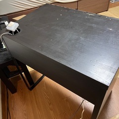 IKEAの机、便利なポケット＆引き出し付き。の画像
