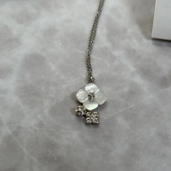 VENDOME BOUTIQUEのシルバー925製の花モチーフネックレス、クリスタル装飾付きの画像