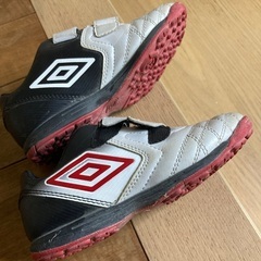 Umbroキッズサッカーシューズ17cmの画像