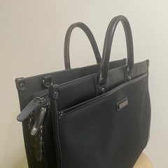 黒の合成皮革ビジネスバッグの画像