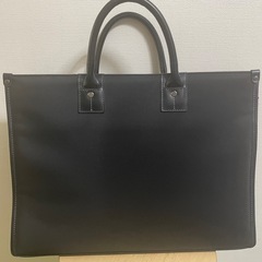 黒の合成皮革ビジネスバッグの画像