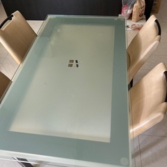 カリモク　ダイニングテーブル　おまけ椅子4脚の画像