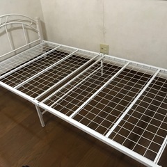 白いベッドのフレームマトレスなしの画像