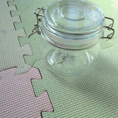 ダイソーのトレー2つ、ガラス製入れ物の画像