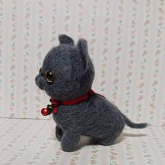 羊毛フェルト グレーの猫ちゃん 　　魚の餌付きの画像