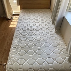 【9月中に連絡ください】シングルベッドとマットレスの画像