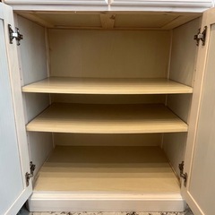 アンティーク食器棚の画像