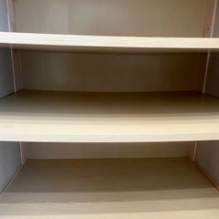 アンティーク食器棚の画像