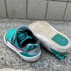 ニューバランスのキッズ用サンダル208　& キッズスニーカーと雨靴の画像