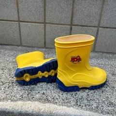 ニューバランスのキッズ用サンダル208　& キッズスニーカーと雨靴の画像