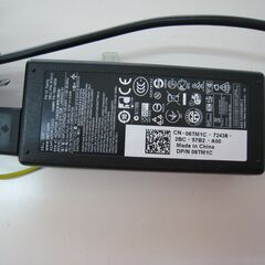 DELLノートパソコン用電源アダプターの画像