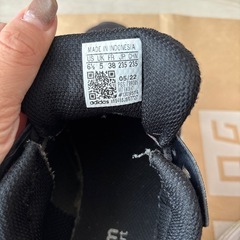 adidas スニーカーの画像