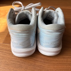 asics バッシュの画像