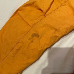中綿入りの黄色フード付きジャケットの画像