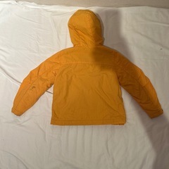 中綿入りの黄色フード付きジャケットの画像