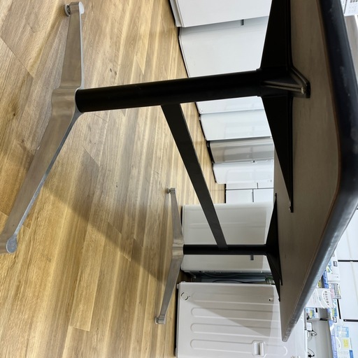 HermanMiller セグメンテッド　ベーステーブルのご紹介です！