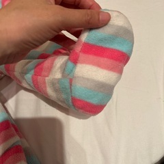 フリース素材のストライプロンパースの画像