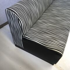 伊勢崎店【現状品】gi9-15 ソファ 3人掛け シマ柄の画像
