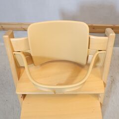 STOKKE(ストッケ)のロングセラーキッズチェアー"TRIPP TRAPP" /背もたれ+ガード+テーブルトップ付きです！大人から幼児まで末永くお使い頂ける人間工学に基づいたトリップトラップ！！ の画像