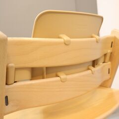 STOKKE(ストッケ)のロングセラーキッズチェアー"TRIPP TRAPP" /背もたれ+ガード+テーブルトップ付きです！大人から幼児まで末永くお使い頂ける人間工学に基づいたトリップトラップ！！ の画像