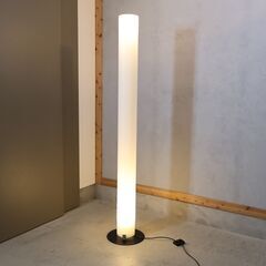 yamagiwa(ヤマギワ)取り扱いのイタリアFLOS(フロス)社のアッキーレ・カスティリオーニデザイン、Stylos(スティロス)フロアスタンド。光る柱のようなモダンな空間のアクセントになる照明♪の画像