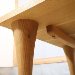 飛騨高山の家具メーカー キツツキマークの飛騨産業(HIDA)。森のことばシリーズのオーク無垢材 節入り 正方形コーナーテーブル。天然木らしい節が主役のシンプルなデザインのサイドテーブルです♪の画像