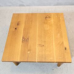 飛騨高山の家具メーカー キツツキマークの飛騨産業(HIDA)。森のことばシリーズのオーク無垢材 節入り 正方形コーナーテーブル。天然木らしい節が主役のシンプルなデザインのサイドテーブルです♪の画像